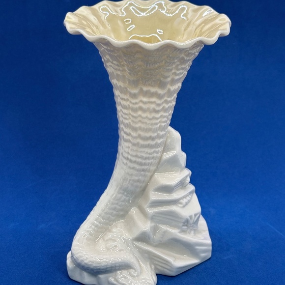 Vintage Belleek Cornucopia Rock Spill Vase Green 6th Mark 1965-1980 - Picture 6 of 7